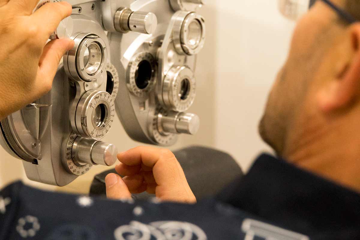 Òptic utilitzant un Foròpter.