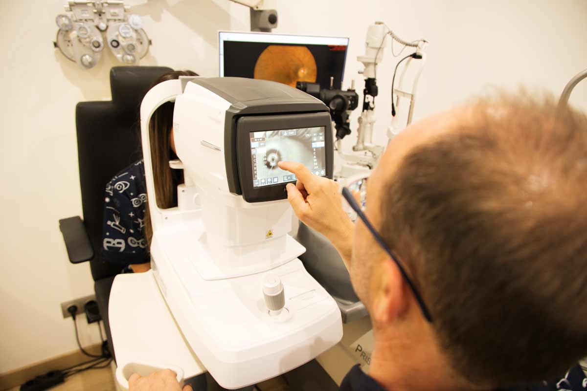 Òptic utilitzant un Auto refractòmetre.